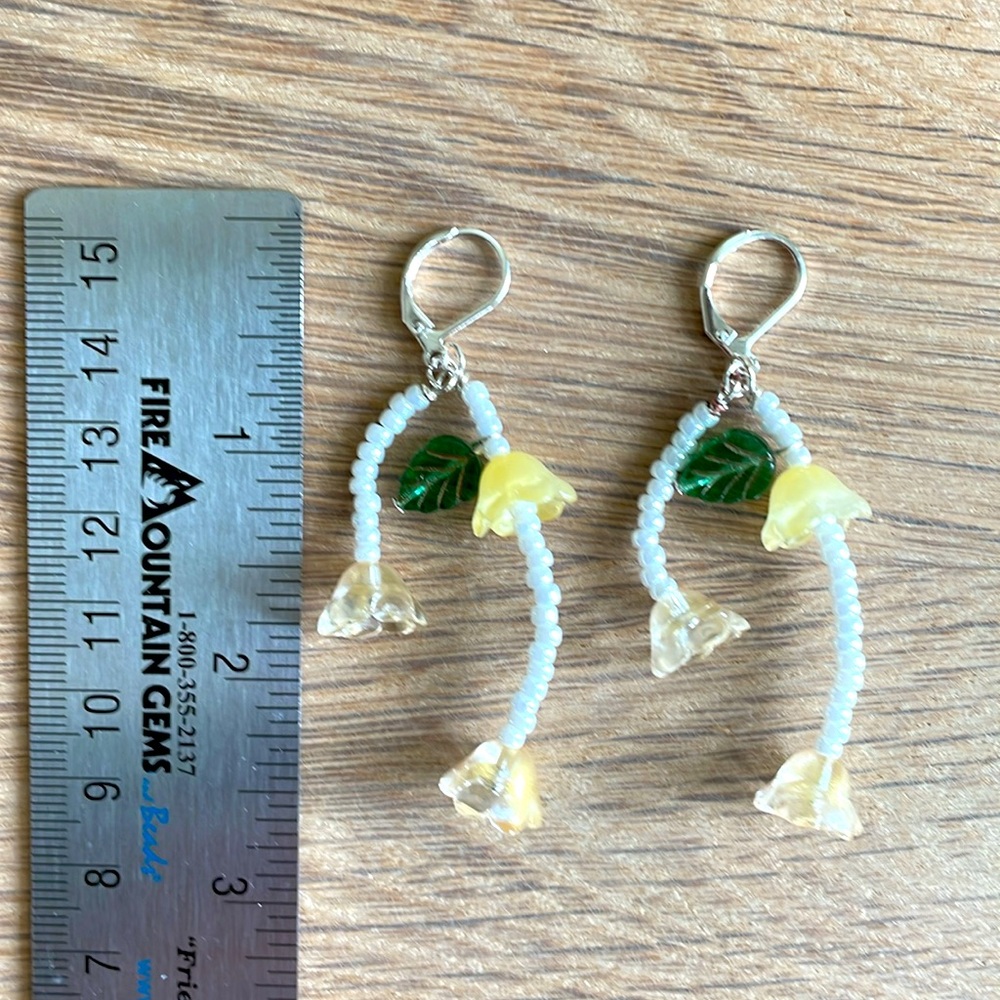 HAND CRAFTED FLORAL EARRINGS Pierced White Silver Yellow Green Flowers - Picture 7 of 13